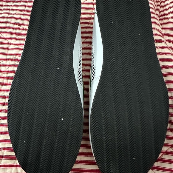 Lands' End White and Navy Sneakers Breathable Comfort - Picture 3 of 5